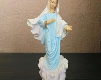 Estatua de la Virgen María Medjugorje, estatua de la Santísima Madre María de 5.5 ", bendición del hogar, regalo católico para el hogar, estatua de Santa María, regalo de bautismo