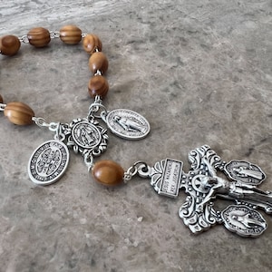 Perdón Crucifijo Rosario de la Década, San Benito y La Coronilla de la Medalla Milagrosa, Cuentas de Oración de Madera de Olivo, Rosario del Automóvil, Regalo para conductores