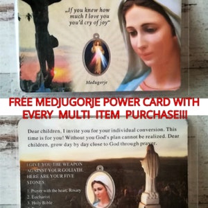 Pu&ograve; includere: Una carta religiosa con un'immagine della Vergine Maria e il testo "Carta di potere di Medjugorje gratuita con ogni acquisto di pi&ugrave; articoli!!!". La carta include anche una citazione della Vergine Maria: "Se sapessi quanto ti amo, piangeresti di gioia."