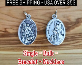 Könnte beinhalten: Zwei ovale Silberanhänger. Einer zeigt den Heiligen Michael, der andere einen Schutzengel. Beide Anhänger tragen das Wort "Italien". Der Text "Single - Bulk - Bracelet - Necklace" ist ebenfalls sichtbar.