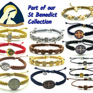 Pu&ograve; includere: Una collezione di 10 braccialetti di San Benedetto con cordini e medaglioni di diversi colori. I braccialetti presentano una variet&agrave; di design, tra cui una croce, un cuore e un medaglione rotondo con una preghiera. I braccialetti fanno parte della collezione Medjugorje Stone Gifts.