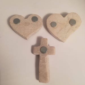 K&ouml;nnte beinhalten: Drei kleine, wei&szlig;e, herzf&ouml;rmige und kreuzf&ouml;rmige Magnete mit silbernen Metalleins&auml;tzen.