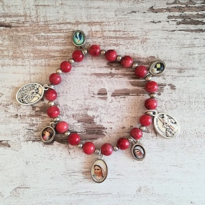 Bracelet de charmes catholiques perlés rouges, bracelet saint, bijoux religieux, bracelet rouge, cadeau de confirmation pour filles, bracelet maman, cadeau de marraine