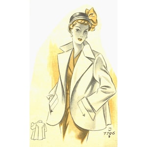 Puede incluir: Una chaqueta blanca con cuello y bolsillos. La chaqueta tiene una forma ligeramente acampanada y la lleva puesta una mujer con el pelo rubio y un sombrero con un lazo. El número 7796 es visible en la esquina inferior derecha de la imagen.