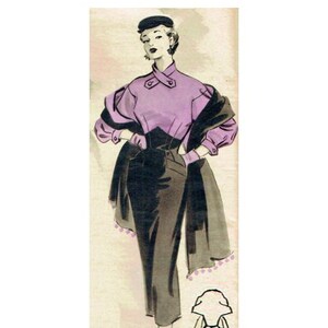 Può includere: Un'illustrazione vintage di una donna che indossa una blusa viola con una gonna nera e un cappello nero. La donna è in piedi con le mani sui fianchi. L'illustrazione è in stile retrò.
