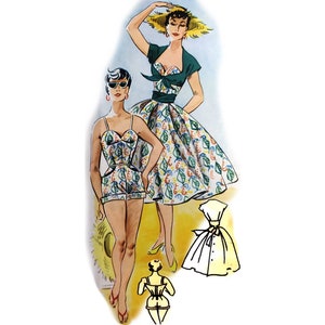 Può includere: Due donne che indossano abiti estivi. Una donna indossa un vestito a fiori verde e bianco con un cappello abbinato. L'altra donna indossa un costume da bagno a fiori bianco e blu. Entrambe le donne sorridono e guardano la fotocamera.