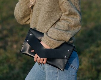 clutch with handle strap