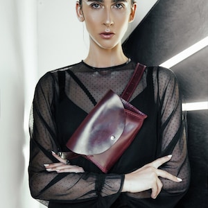 Sac banane de voyage, petit porte-monnaie bordeaux, pochette ceinture en cuir personnalisée, sac banane banane, cadeau d'anniversaire personnalisé petite amie