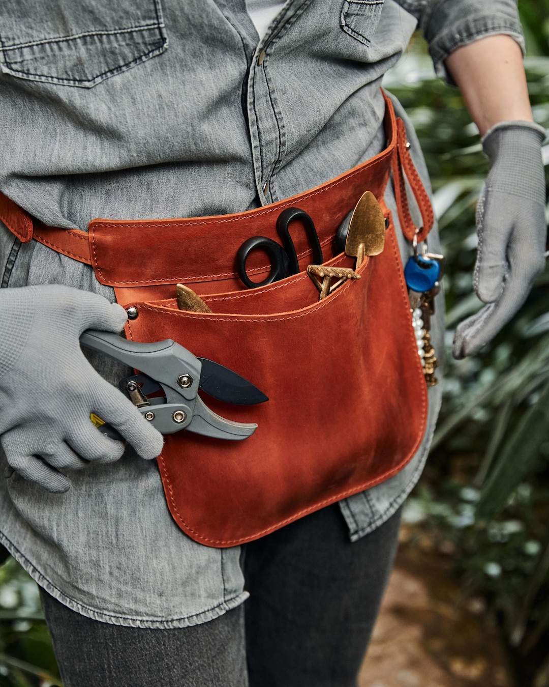 Adjustable Leather Gardening Apron With Tool Holster, Detachable Pouch And Multiple Pockets, Pu Leather Waist Belt (46.5 Inches Adjustable Leather Gardening Apron With Tool Holster, Detachable Pouch And Multiple Pockets, Pu Leather Waist Belt (46.5 Inches