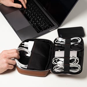 Borsa porta caricabatterie in pelle per laptop, custodia organizer per gadget tecnologici, custodia porta cavo in pelle, regalo per lei, regalo personalizzato per la fidanzata