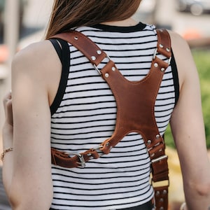 カスタムレザーカメラストラップ、ブラウンの調節可能なハーネス、モノグラム入りデュアルカメラストラップ、男性へのギフト、父の日、男性用レザーアクセサリー