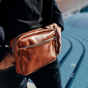 Bruder Geschenk, Gravierte Cognac Leder Messenger Bag, personalisierte Crossbody Geldbörse, Weihnachtsgeschenk, Klassische Ledertasche