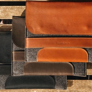 Custodia in pelle e feltro Apple. Custodia per laptop MacBook Pro Air M1. Cover per computer personalizzata con maniglia per il trasporto. Regalo di accessori per ufficio personalizzati