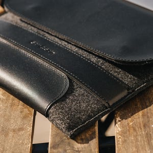 Custodia in pelle e feltro per MacBook Pro Custodia per laptop Apple Air M1. Cover per computer personalizzata con maniglia. Regali di accessori per ufficio personalizzati