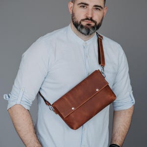 Sac banane pour homme en cuir cognac, sac banane pour homme, pochette banane pour homme, sac de voyage utilitaire, organiseur mains libres