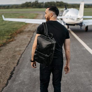 Borsa da viaggio nera, zaino in pelle personalizzato fatto a mano: la borsa nera elegante e alla moda per viaggi, lavoro e uso quotidiano