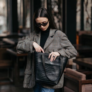 Bolsa tote de couro Cayman preta moderna M, bolsa de ombro grande de designer para mulheres, estilo clássico chique