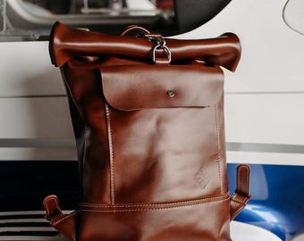Minimalistischer Leder Roll Top Rucksack, benutzerdefinierter brauner Rucksack für die Reise, personalisierte Hipster Rolltop Bag, Monogramm Leder Laptoptasche