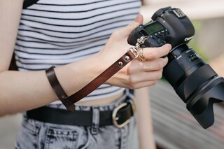 Cinturino Da Polso In Pelle Personalizzato Per Fotocamera SLR/DSLR – Regolabile, Con Nome O Iniziali Incisi – Regalo Unico Per Fotografi