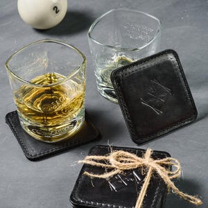 Personalisierte Lederuntersetzer, schwarzer Monogramm-Becherhalter, quadratisches Untersetzer-Set, Bar-Deko, personalisiertes Geschenk, Geschenkideen