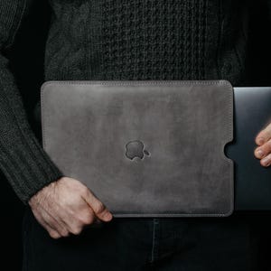 Benutzerdefinierte Leder MacBook Air Tasche, personalisierte Laptop Hülle, stilvolle Laptop Schutz, handgemachte Macbook Abdeckung, Vatertag