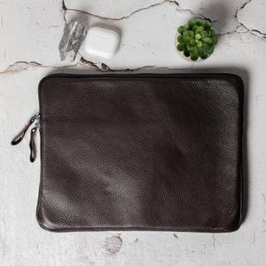 Individuelle Leder Laptop 15 Zoll Hülle, Echtleder Macbook 15 Hülle, Benutzerdefinierte Tech Tasche, Laptop Zubehör, Geschenk für ihn, Bruder Geschenk