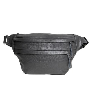 Puede incluir: Ri&ntilde;onera de cuero gris con superficie texturizada. La bolsa tiene un compartimento principal con cremallera y un bolsillo frontal m&aacute;s peque&ntilde;o. La correa ajustable tiene una hebilla met&aacute;lica. Dise&ntilde;ada para llevarse en la cintura.