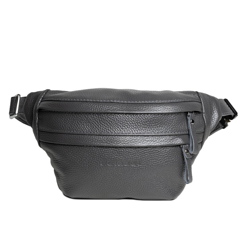 Puede incluir: Ri&ntilde;onera de cuero gris con superficie texturizada. La bolsa tiene un compartimento principal con cremallera y un bolsillo frontal m&aacute;s peque&ntilde;o. La correa ajustable tiene una hebilla met&aacute;lica. Dise&ntilde;ada para llevarse en la cintura.