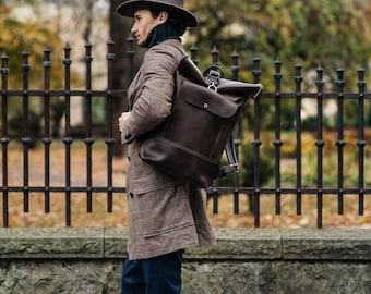 Brauner Rolltop-Rucksack im Vintage-Stil: Eine Perfekte Mischung aus Funktionalität und Stil