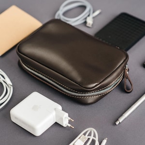 Organizer da viaggio in pelle, kit da toeletta e organizer per cavi, custodia per caricabatterie personalizzata, custodia per accessori elettronici
