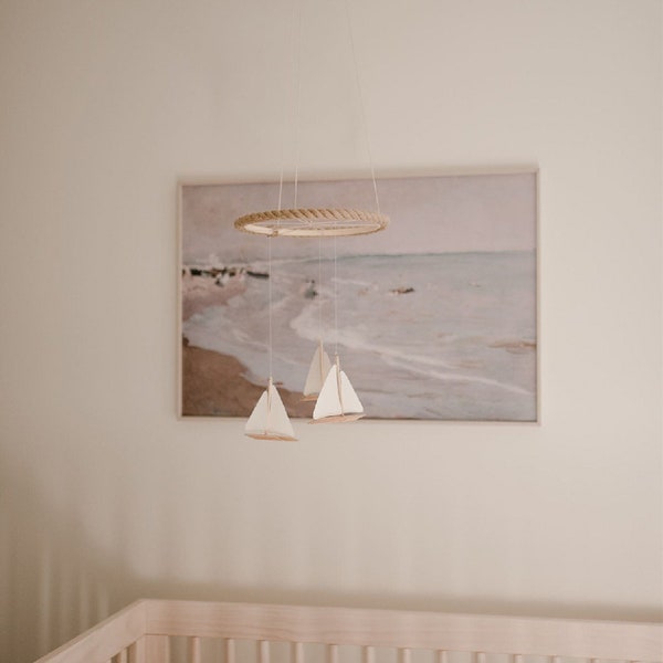 Móvil infantil con forma de velero de madera a la deriva: decoración náutica para la habitación del bebé.