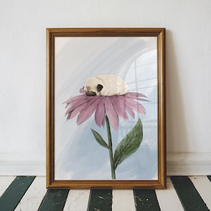 Pode incluir: Uma pintura em aquarela de um cão pug dormindo em uma flor rosa. A flor tem um caule e folhas verdes. O fundo é uma lavagem de aquarela azul claro.