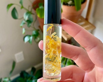 Aceite esencial en roll-on Sacred Embodiment // Roll-on de aceite esencial con infusión de cristales // Citrino // Caléndula seca // Sándalo // Vainilla //