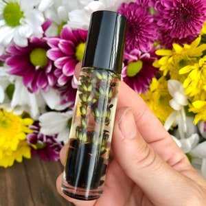 Aceite esencial en roll-on con efecto tierra // Roll-on de aceite esencial con infusión de cristales // Mezcla de conexión a tierra // Mezcla equilibrante // Obsidiana negra //