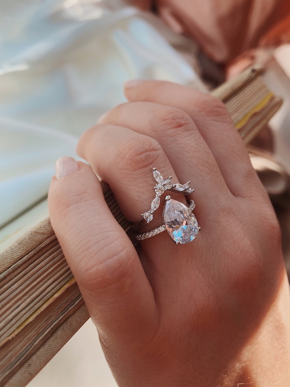 Anillo de compromiso personalizado con diamantes en forma de pera