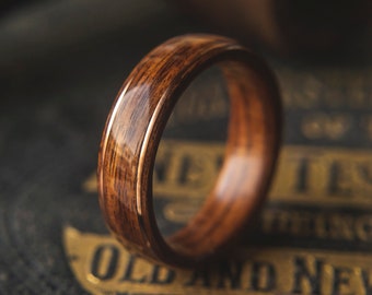 Mens Wedding band realizzata in Legno di Rosa Santos con 2 sottili intarsi in filo di rame, anello di fidanzamento uomo, anello promessa uomini