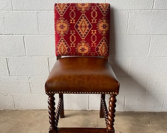 Taburete de barra con patas retorcidas españolas de 66 cm con respaldo - Rojo Navajo - Asiento de cuero color camello - ¡Se requiere un mínimo de 4 asientos! 817.888.5353