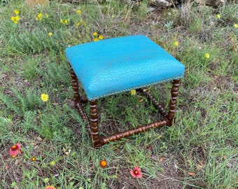 Otomana con patas de perilla - Cocodrilo en relieve - Turquesa