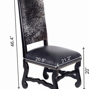 Pu&ograve; includere: Sedia da pranzo nera con schienale imbottito in pelle di mucca e seduta in pelle nera. La sedia ha una struttura in legno intagliato e misura 117,8 cm di altezza, 52,8 cm di larghezza e 53,8 cm di profondit&agrave;.