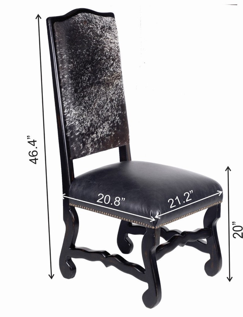 Pu&ograve; includere: Sedia da pranzo nera con schienale imbottito in pelle di mucca e seduta in pelle nera. La sedia ha una struttura in legno intagliato e misura 117,8 cm di altezza, 52,8 cm di larghezza e 53,8 cm di profondit&agrave;.