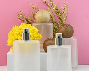 White Frosted Perfume Spray Bottle with Natural Wooden Cap, Refillable Fragrance Atomizer, Travel Perfume Container for Daily Use