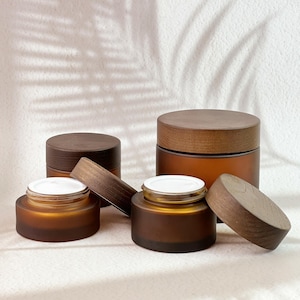 Tarro cosmético marrón esmerilado: recipiente premium para exfoliantes corporales, frasco de vidrio hecho a mano para el cuidado de la piel, almacenamiento de belleza reutilizable y sostenible.