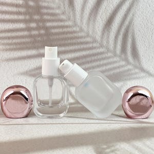 Three 20ml perfume bottles with different finishes (Gradient Brown, Brown, Champagne Gold) labeled with their names.