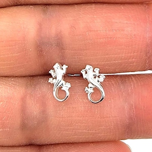 Lizard Gecko 925 Sterling Silver Earrings, Very Tiny Cartilage Studs, Dainty Ocean Jewelry Gift for Her, Minimalist Piercing