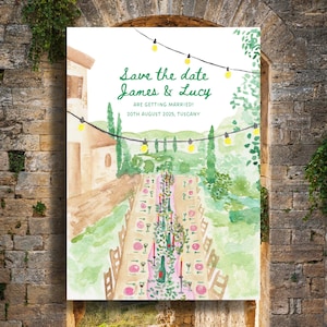 Può includere: Invito di nozze ad acquerello con il testo "Save the date James & Lucy ARE GETTING MARRIED! 20th August 2025, Tuscany." L'invito presenta una lunga tavola per il ricevimento di nozze, luci a corda e un paesaggio toscano.