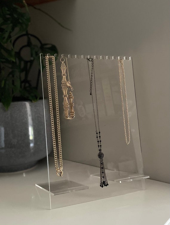 How to Optimize The Utility of Your Acrylic Jewelry Display Stands