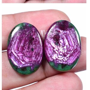 Könnte beinhalten: Zwei Paare ovaler, grün-rosafarbener Edelsteine. Das erste Paar hat eine dunklere grün-rosa Farbe, während das zweite Paar eine hellere grün-rosa Farbe hat. Die Edelsteine sind mit #29 und #30 gekennzeichnet.