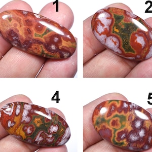 以下が含まれることがあります： 赤、茶色、緑、白の研磨されたジャスパーの楕円形のcabochonsが9つ。各cabochonは、色と渦巻きがユニークなパターンになっています。