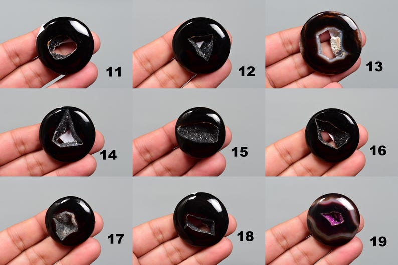 Op de afbeelding: Negen zwarte agaat cabochons met verschillende kristalinsluitsels. Elke cabochon heeft een unieke vorm en patroon. De cabochons zijn ongeveer 2,5 cm in diameter.
