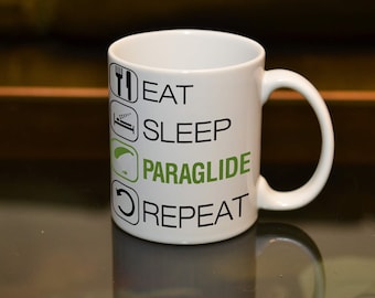 REGALO PARGLIDER Taza impresa con sublimación repetida Eat Sleep Paraglide. Regalo de cumpleaños Piloto aficionado Personalizar Añadir un nombre/mensaje y estilo de texto